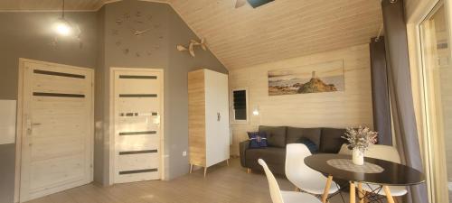 Ruang duduk di Domki DIAMENT, Comfortable Cottages near the Sea & Lake in Dziwnówek
