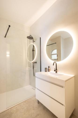 Modern 1BR Apartment with Pool & Balcony