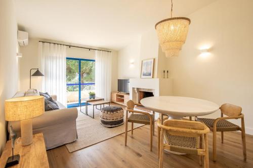 Modern 1BR Apartment with Pool & Balcony