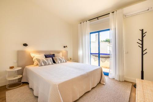 Modern 1BR Apartment with Pool & Balcony