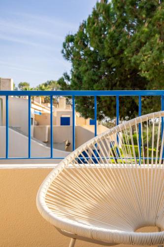 Modern 1BR Apartment with Pool & Balcony