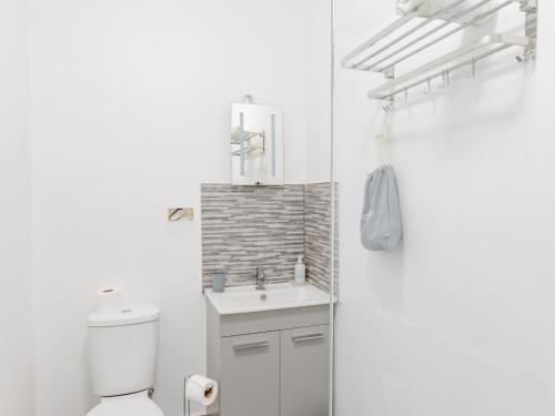 ウェストクリフ・オン・シーにあるPass the Keys Comfortable Flat with Patio Sleeps 4の洗面台とトイレを備えた白いバスルーム