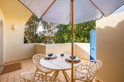 Modern 1BR Apartment with Pool & Balcony