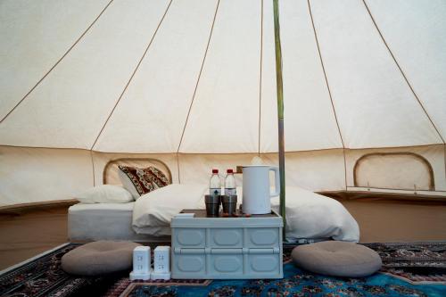 a room with a bed in a tent at Nalati Jianxian B&B in Narat