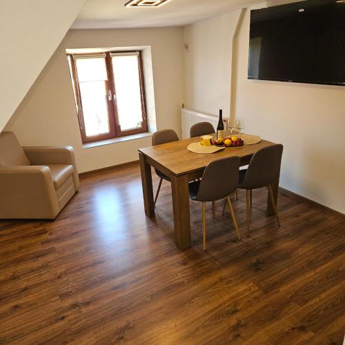 un soggiorno con tavolo da pranzo e sedie di Apartamenty Tadeusza Kościuszki 4 Szmaragdowy a Działdowo