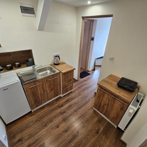 una cucina con un lavello e un piano di lavoro di Apartamenty Tadeusza Kościuszki 4 Szmaragdowy a Działdowo