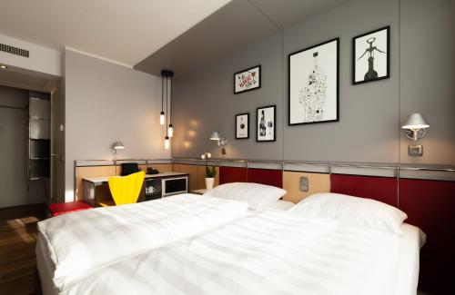 Katil atau katil-katil dalam bilik di NYX Hotel Erfurt by Leonardo Hotels
