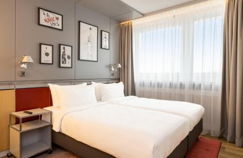 Postel nebo postele na pokoji v ubytování NYX Hotel Erfurt by Leonardo Hotels