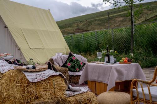 a table with chairs and a table with hay at Nalati Jianxian B&B in Narat