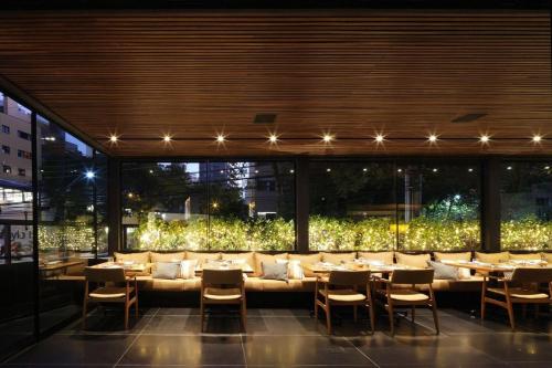 Un restaurante u otro lugar para comer en Nomaa Hotel