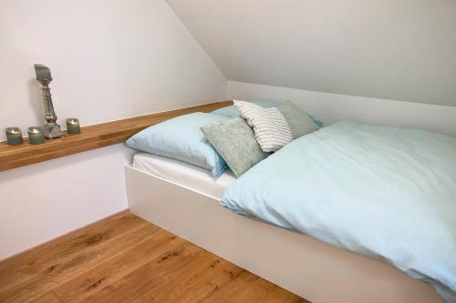 une chambre avec un lit avec deux oreillers dessus dans l'établissement Ferienwohnung in der alten Scheune Wiesenblick für 3 Personen, à Ohne