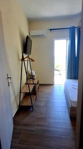 a room with a room with a bed and a television at Aurora in Potos