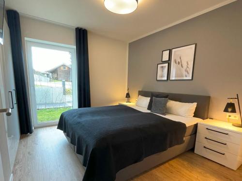 Postel nebo postele na pokoji v ubytování Vinkennest am Diemelsee - Sonnenweg 44 - Kinderfreundliche Ferienwohnung mit Sauna, Terrasse, Garten und Seeblick! Bitte den gewünschten Zeitraum trotz fehlender Preise im Kalender auswählen!