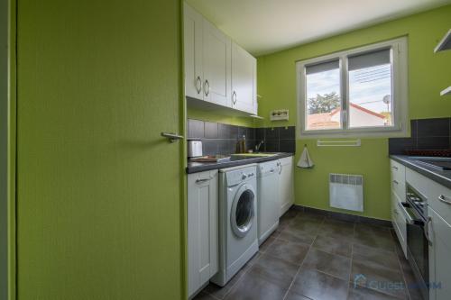 une cuisine verte avec lave-linge et sèche-linge dans l'établissement L'Air Marin - 300m de la plage - Parking, à Pornic