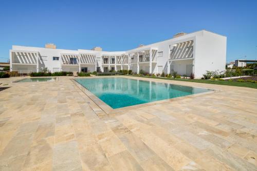 a swimming pool in front of a building at Quinta de Bela-Mandil in Olhão