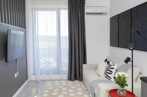 TV a/nebo společenská místnost v ubytování Sky Retreat Studio Baile Felix with Parking