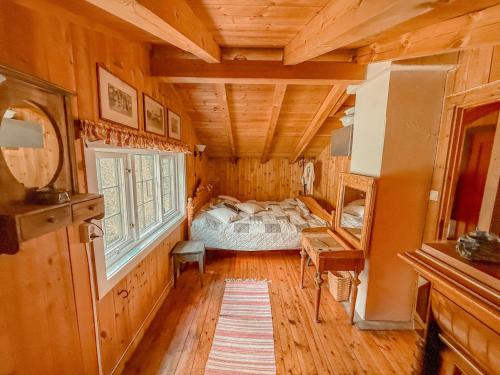 a bedroom with a bed and a window in a cabin at Bloksberg - cabin with amazing view and ski inn-out in Geilo
