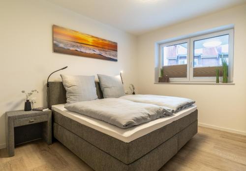 Postel nebo postele na pokoji v ubytování Ankerpunkt Südost - Ferienwohnung mit Garten und Sauna