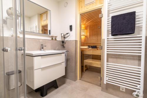 Koupelna v ubytování Ankerpunkt Südost - Ferienwohnung mit Garten und Sauna