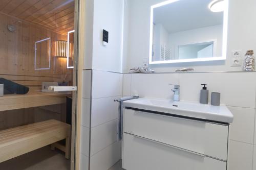 Koupelna v ubytování Dorumer Sielhuss 11 mit Sauna und Balkon