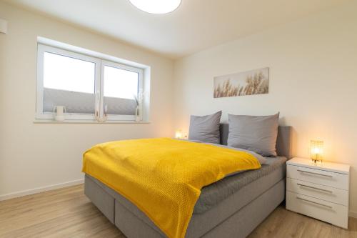 Postel nebo postele na pokoji v ubytování Ferienwohnung Hyggelig - Strandnah mit Sauna und Balkon