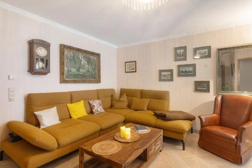 a living room with a couch and a table at Ferienwohnung Roswitha am Park in Bad Orb