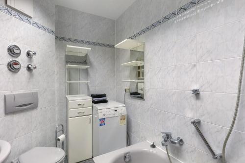 a bathroom with a toilet and a sink at Ferienwohnung Roswitha am Park in Bad Orb
