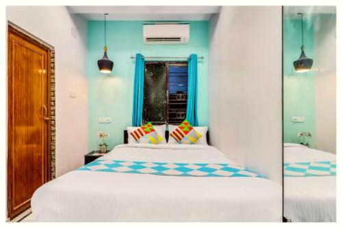 コルカタにあるHotel M!M Howrah Maidan Home Stay Kolkata near Howrah Railway Station - Free Wi-Fi-Lift & Parking Facilities - Fully Air Conditioning Rooms - best hotel howrahのベッドルーム1室(ベッド2台付)