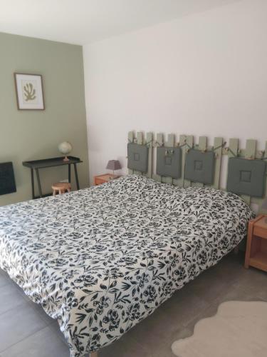 Ένα ή περισσότερα κρεβάτια σε δωμάτιο στο Chambre proche Les Andelys