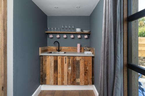 Photo de la galerie de l'établissement Luxury Cornish Cottage & Modern Cabin with Garden, Central St Agnes, à St. Agnes