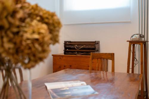 a table with a vase of flowers on top of it at Casa Cennano in Montevarchi