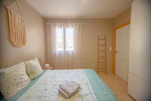 Un dormitorio con una cama con escalera y una ventana. en Providencia 2 - Shipyard and Yacht crews, en La Ciotat