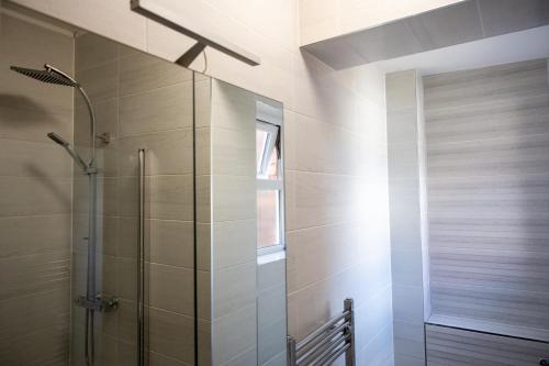 Bilik mandi di City Centre 2-BR Apt - Near NGH - Parking - NN1