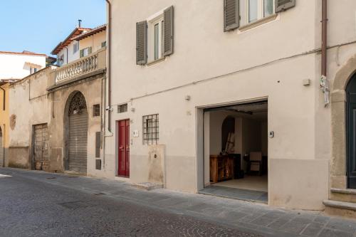 an alley in a building with a red door at Casa Cennano in Montevarchi