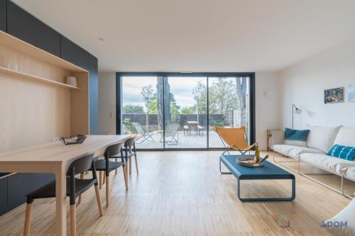un salon avec une table et un canapé dans l'établissement Sekoya Sundeck - Proche plage - golf, à Pornic