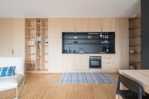 un salon avec un canapé et une cuisine dans l'établissement Sekoya Sundeck - Proche plage - golf, à Pornic