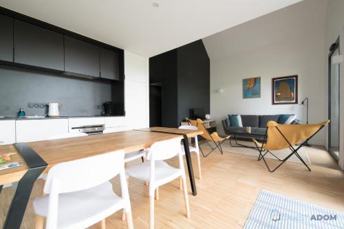 une cuisine et un salon avec une table et des chaises dans l'établissement Sekoya Lodge - Proche plage - golf, à Pornic