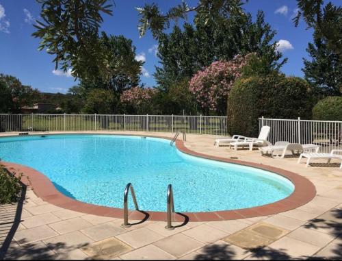 Bazén v ubytování Marina-Di-Pinarello Corse-du-Sud à 400m de la plage Pinarellu nebo v jeho okolí