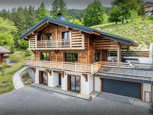 une image d'une maison en rondins avec garage dans l'établissement Chalet Paralpin - OVO Network, à Manigod