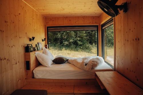 Ένα ή περισσότερα κρεβάτια σε δωμάτιο στο Parcel Tiny House au coeur des vignes proche Mont Ventoux