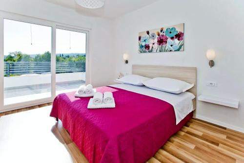 Un dormitorio con una cama grande con dos toallas encima. en Island Hvar Villa LeChalet with Pool, en Bogomolje