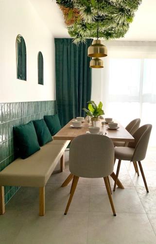 a dining room with a table and chairs and a dining roomiasm at Maison Emeraude - Escapade bistrot chic & nature - Proche Vannes in Sérent
