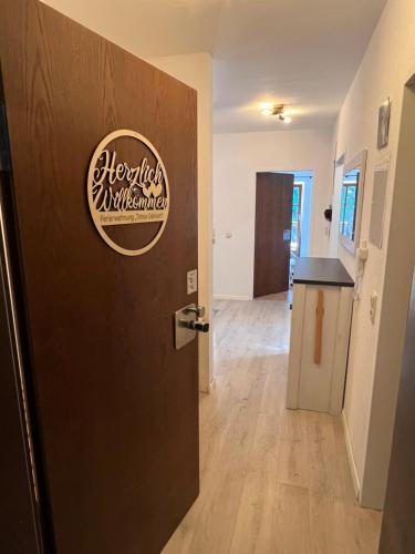 a door with a welcome sign on it in a hallway at Timos Dahoam 93qm Balkon und familienfreundlich in Nesselwang