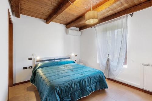 a bedroom with a bed and a large window at Il Serraglio Rooms in Valeggio sul Mincio