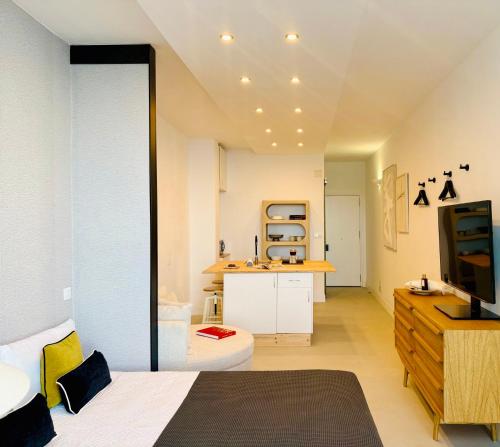 Habitación con cama y cocina con microondas. en Canaryislandshost l Canteras, en Las Palmas de Gran Canaria