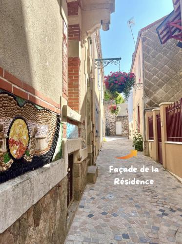 une ruelle avec un bâtiment et un panneau indiquant fragile be la resistance dans l'établissement La Navette, à Les Sables-dʼOlonne