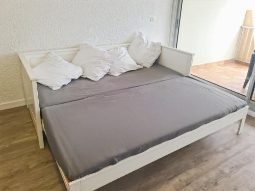 - un lit avec 3 oreillers dans l'établissement Studio cabine avec terrasse et parking à Palavas - FR-1-559-43, à Palavas-les-Flots
