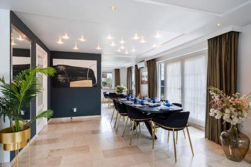 a dining room with a table and chairs at Casa Grande - cityview Amsterdam in Landsmeer