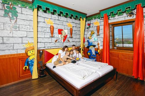 Ένα ή περισσότερα κρεβάτια σε δωμάτιο στο LEGOLAND Feriendorf