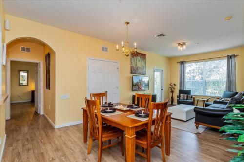 Un comedor y una sala de estar con mesa y sillas. en Peaceful Getaway in Windsor Hills, en Orlando